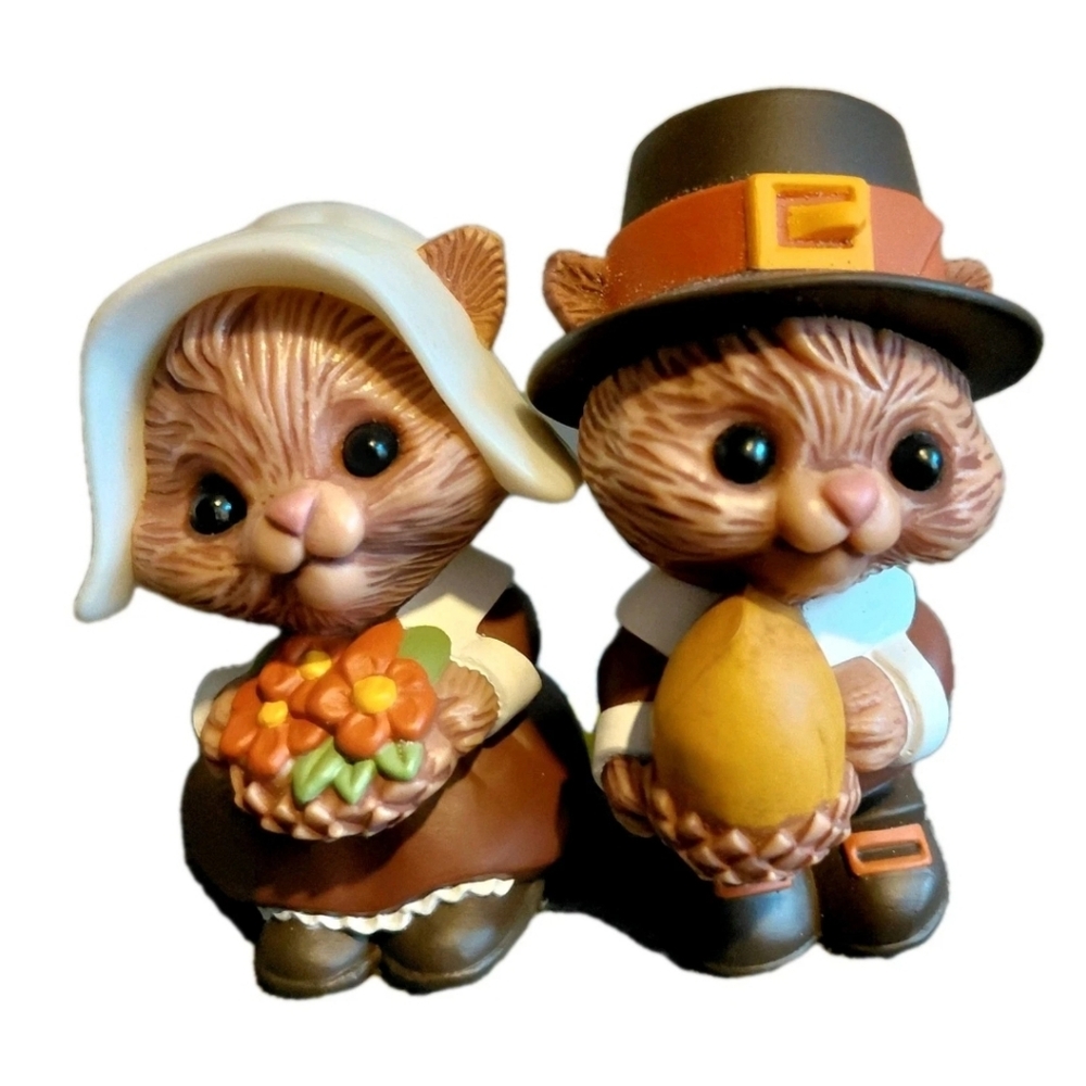 Hallmark Thanksgiving Mr. and Mrs. Pilgrim Chipmunk Salt and Pepper Shakers NWOT